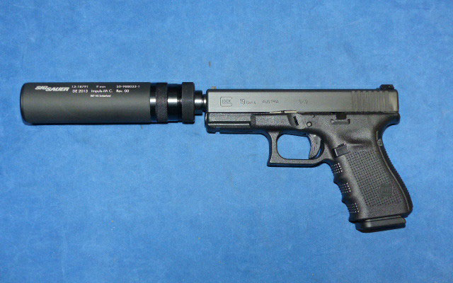 Glock 19 Gen. 4 cal. 9mm Para mit B&T Impuls IIA Schalldämpfer - Waffen-Kolo